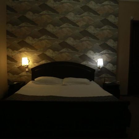 Vip Mini Hotel Semey Exterior foto